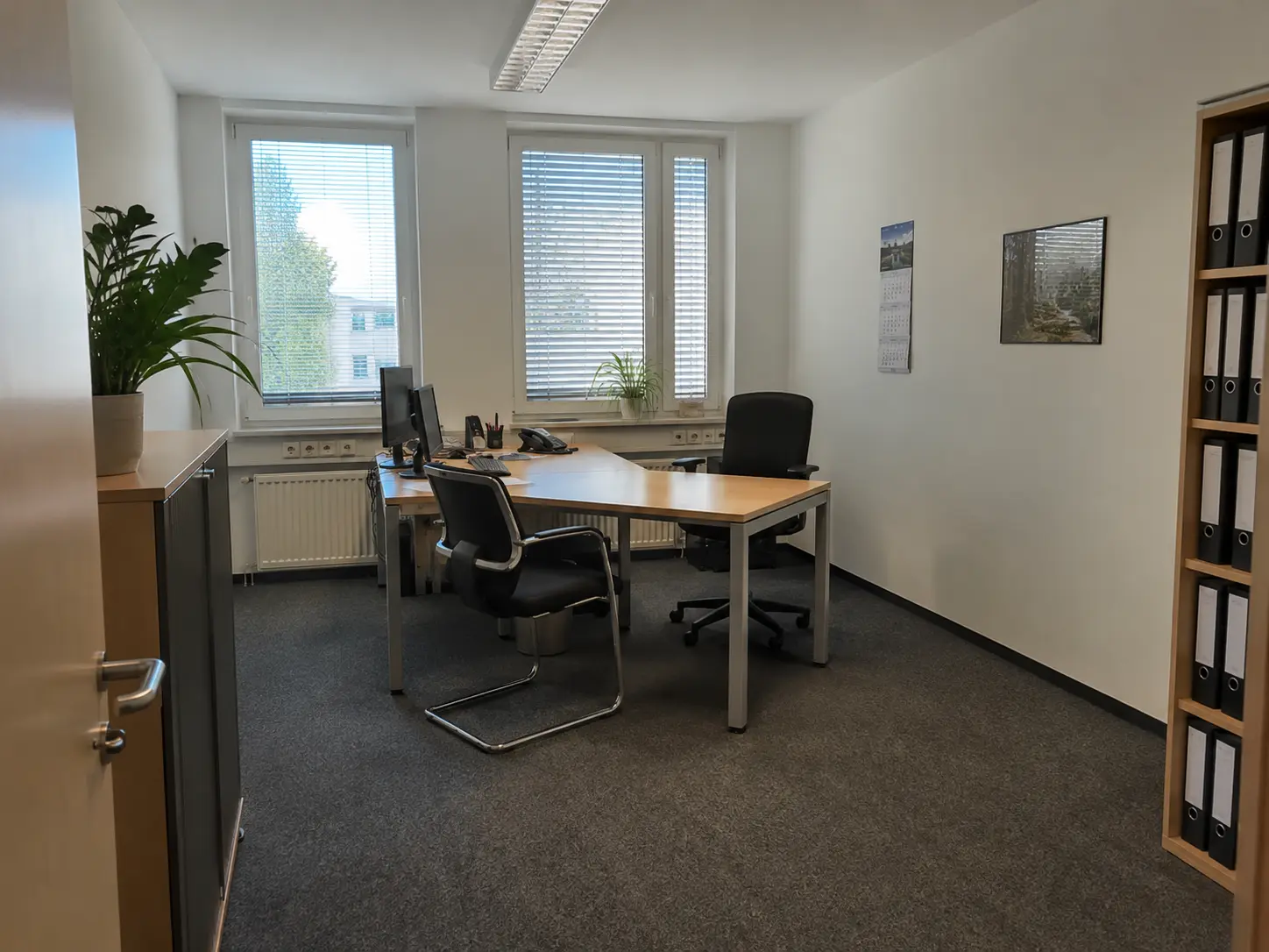 Büro der Immobilienverwaltung mit Schreibtisch und Regal voller Objektunterlagen in Frankfurt-Preungesheim