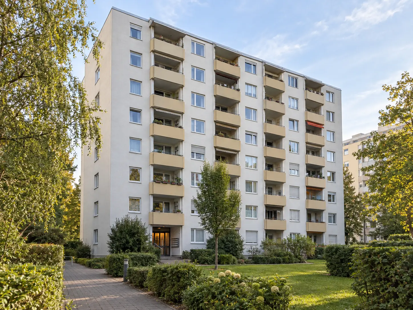 Mehrfamilienhaus mit Balkonen und gepflegter Grünanlage in Frankfurt am Main
